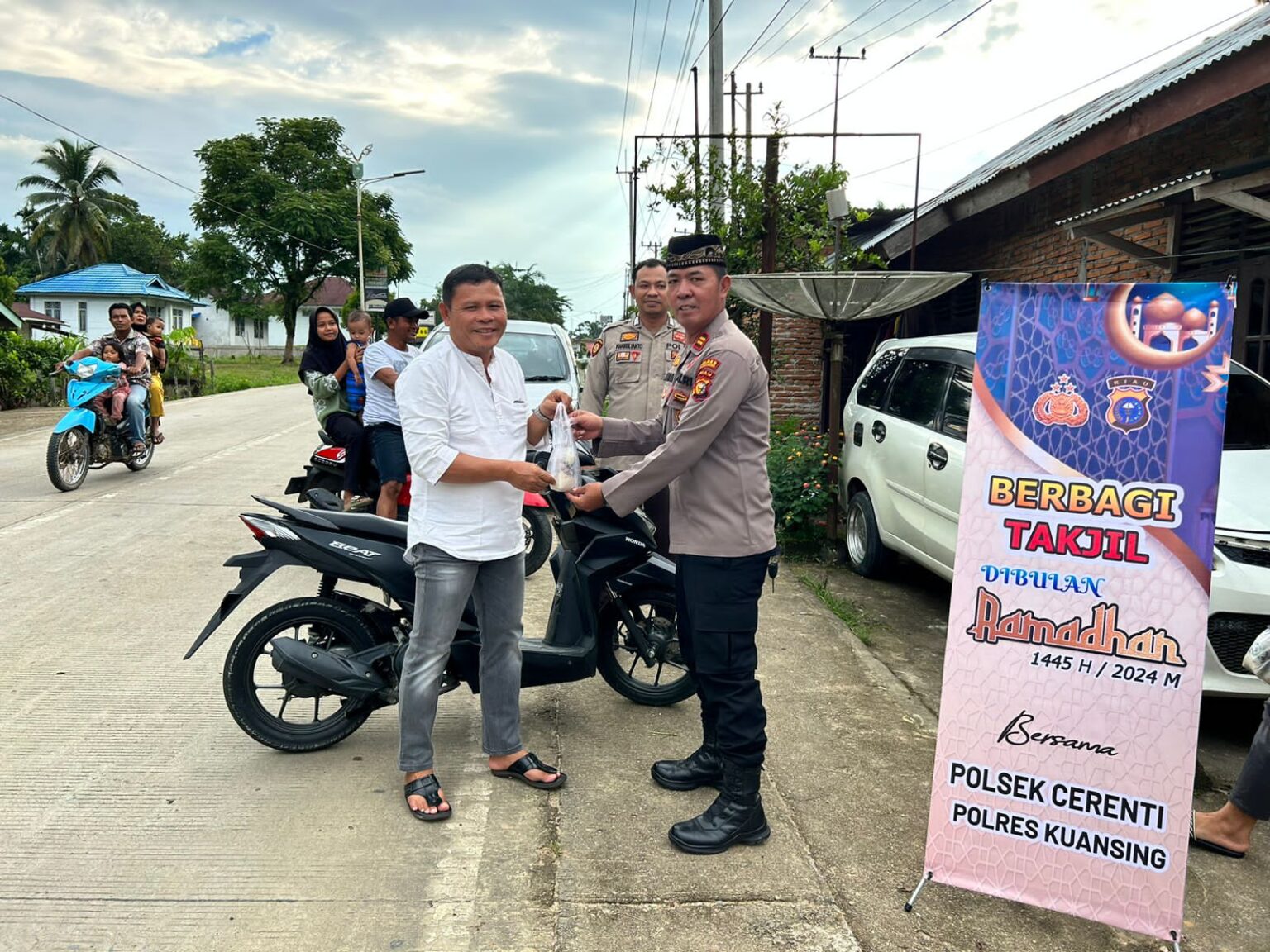 Maknai Bulan Suci Ramadhan, Kapolsek Cerenti Bagi Takjil Kepada Masyarakat